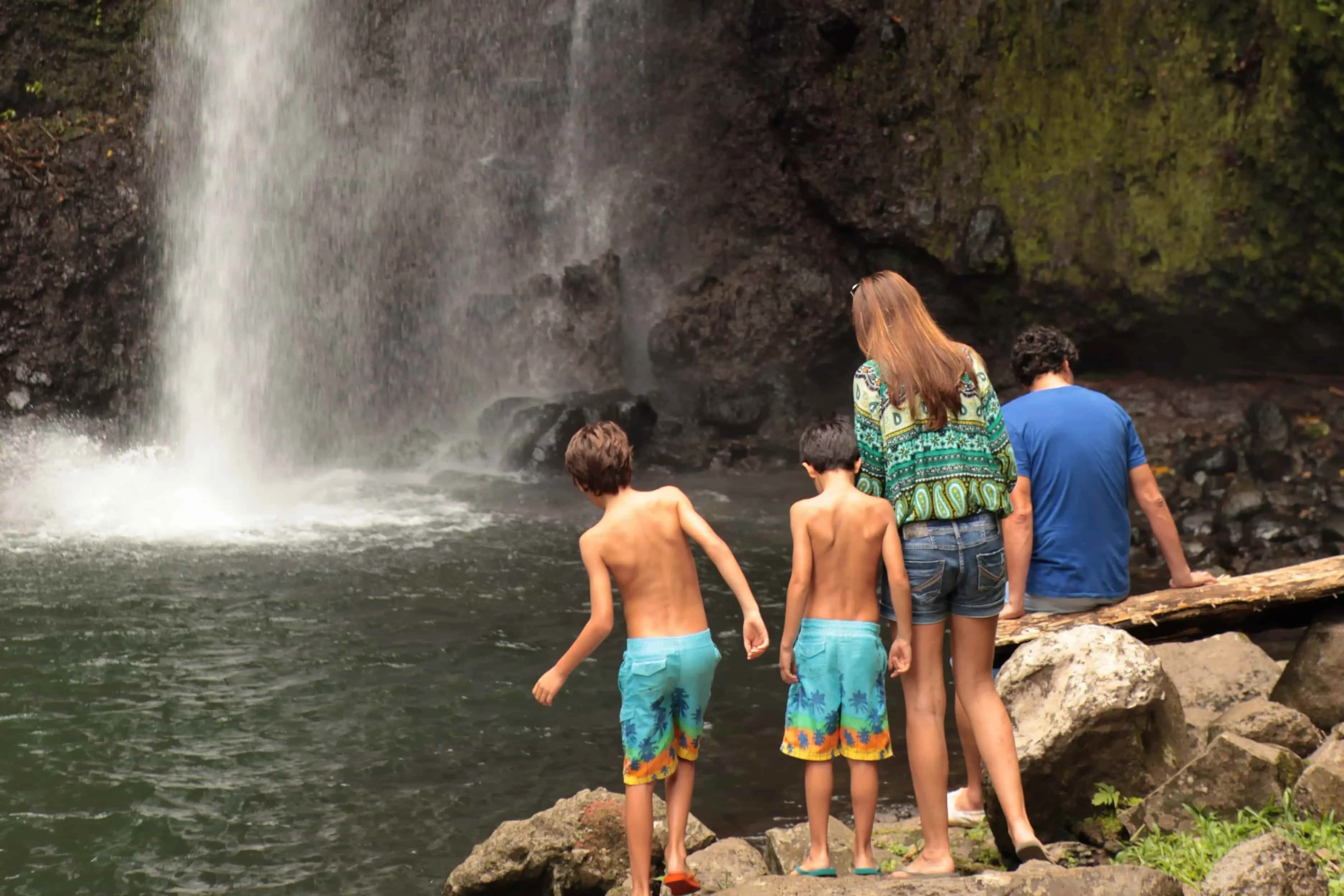 Família em turismo na Cascata Oquê Pipi, Ilha do Príncipe. Roteiro de viagens a São Tomé e Príncipe